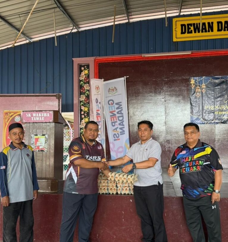 Contribute 21 trays of eggs to the pupils of Sekolah Kebangsaan Wakuba